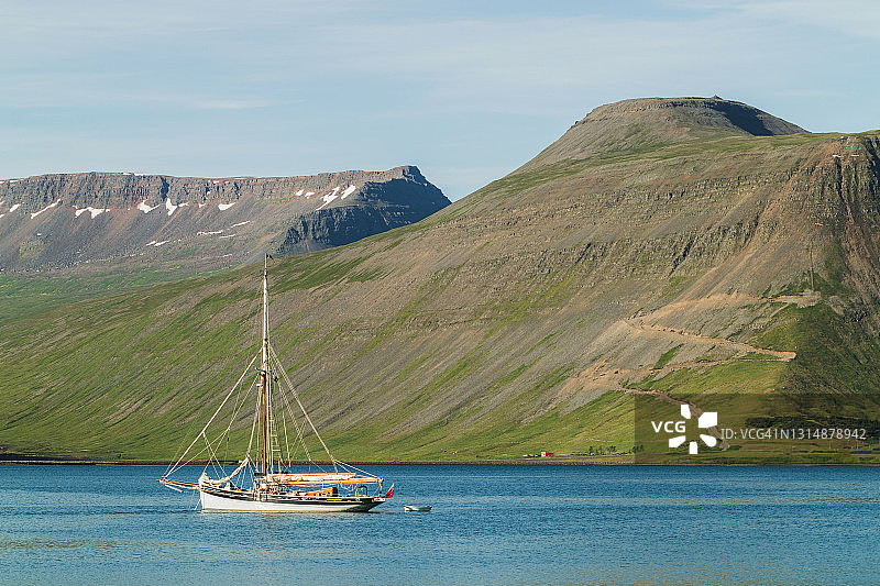冰岛峡湾背景下的游艇和观光游轮图片素材