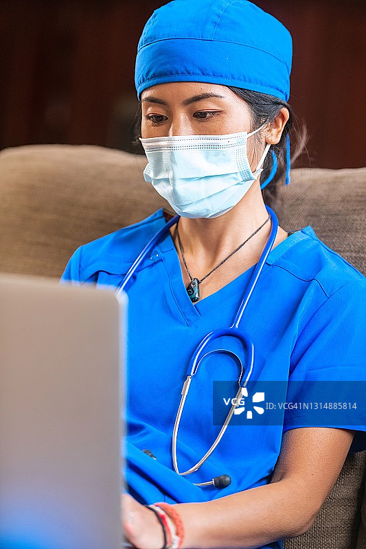 亚洲医护人员用笔记本电脑照护病人图片素材