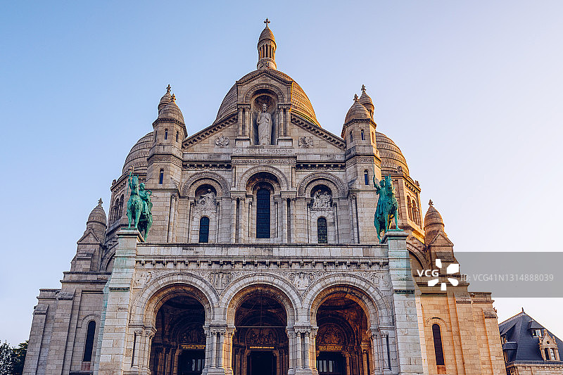 巴黎蒙马特圣心大教堂。圣心圣殿（圣心大教堂）。蒙马特，巴黎，法国。巴黎。圣心大教堂。在蒙马特山上。巴黎。图片素材