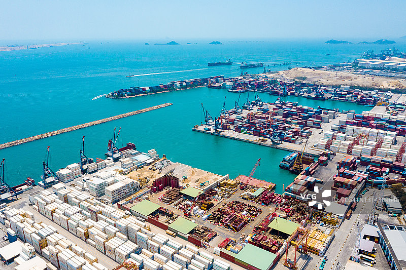 货船码头的卸货起重机图片素材