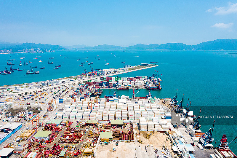 货船码头的卸货起重机图片素材