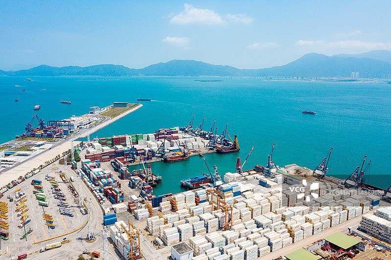 货船码头的卸货起重机图片素材