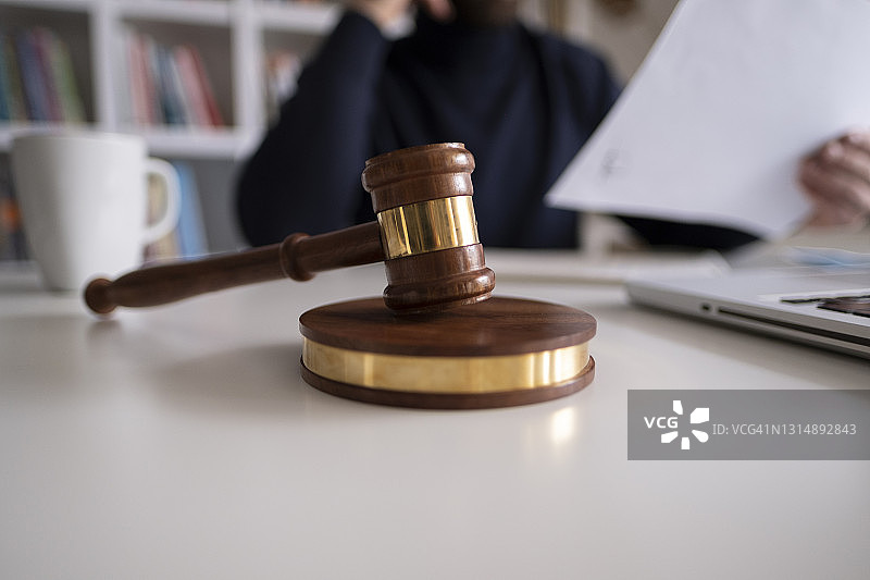 办公室里的律师与象征正义的法槌图片素材