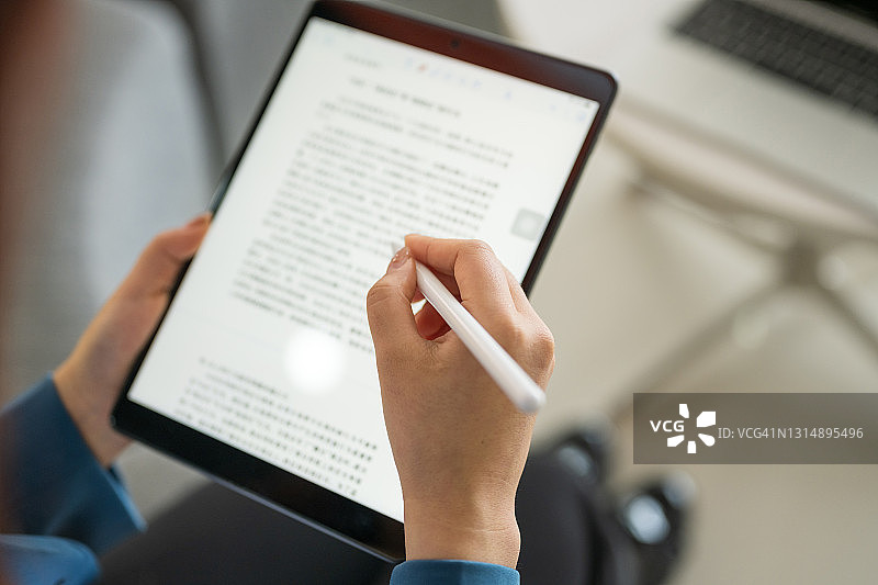 使用平板电脑的特写图片素材