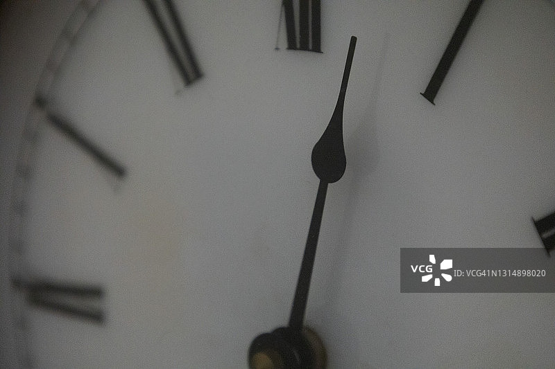 珍珠白背景黑色罗马数字时钟图片素材