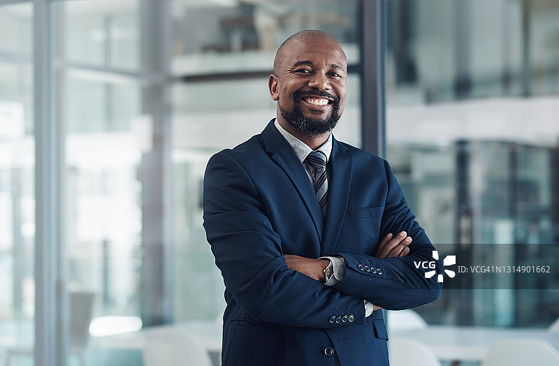 年长的商人双手交叉站在办公室的肖像图片素材