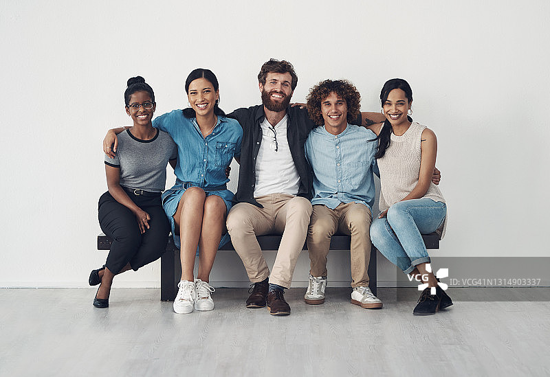 一群人坐在长凳上的合影写真图片素材