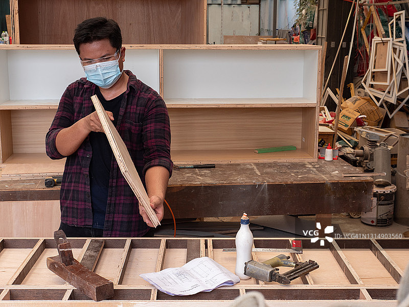 木匠：在自己的木工店工作，小企业概念图片素材