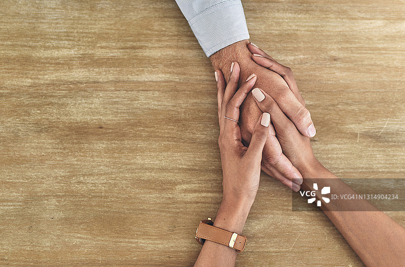 两名身份不明的人牵手的特写镜头图片素材