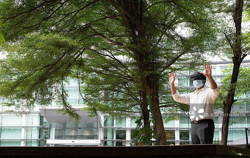 疫情期间探索虚拟世界的男人图片素材