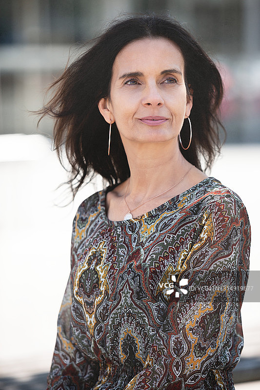 沉思的中年妇女写真图片素材