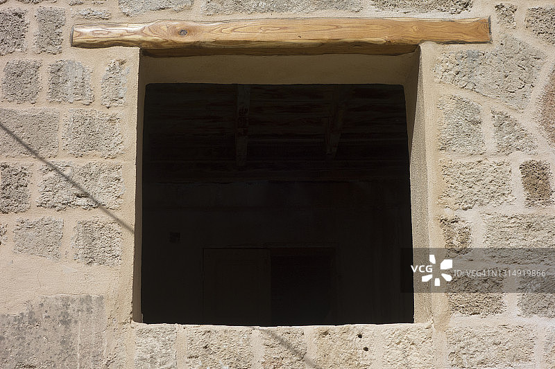 石墙上的新木窗楣图片素材