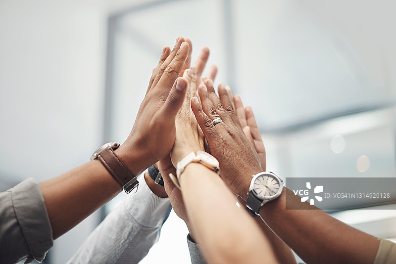 办公室里一群商务人士手拉手围拢特写图片素材