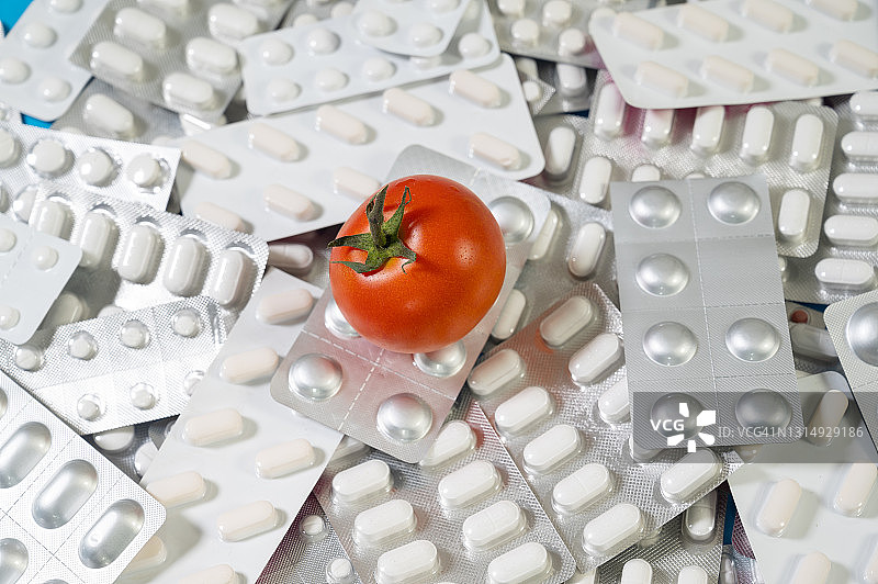 番茄的健康特性与药丸、维生素图片素材