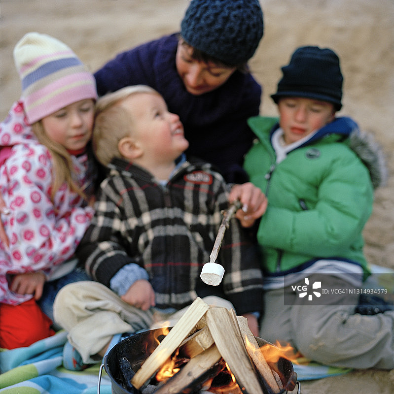 女人和孩子们在海滩上放松图片素材
