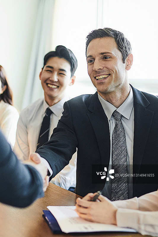 外国商人握手图片素材