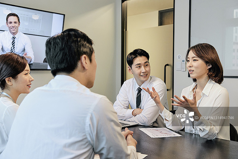 商务人士进行电话会议图片素材