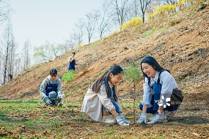 孩子和女人一起植树图片素材