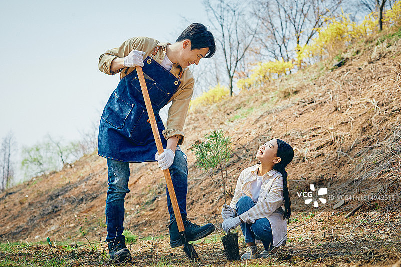 男子和孩子植树图片素材