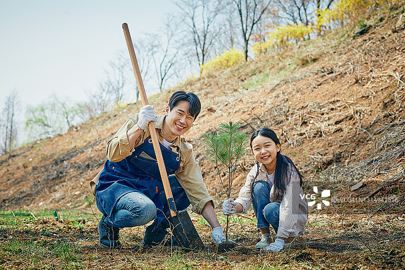 男子和孩子植树图片素材