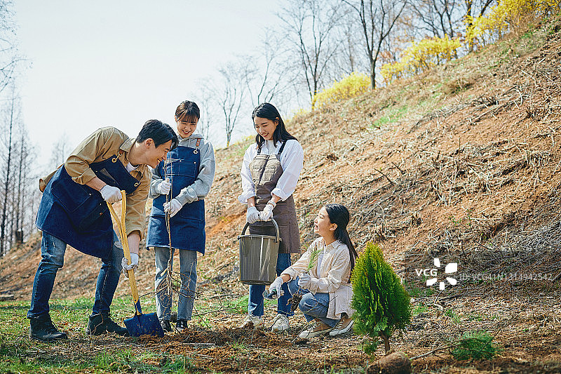 人们植树图片素材