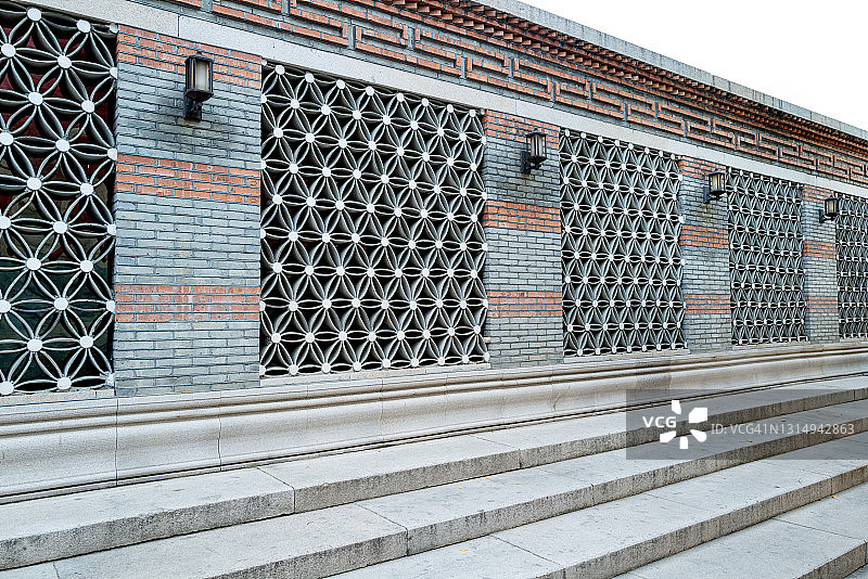 台阶前的蓝色砖瓦装饰墙图片素材