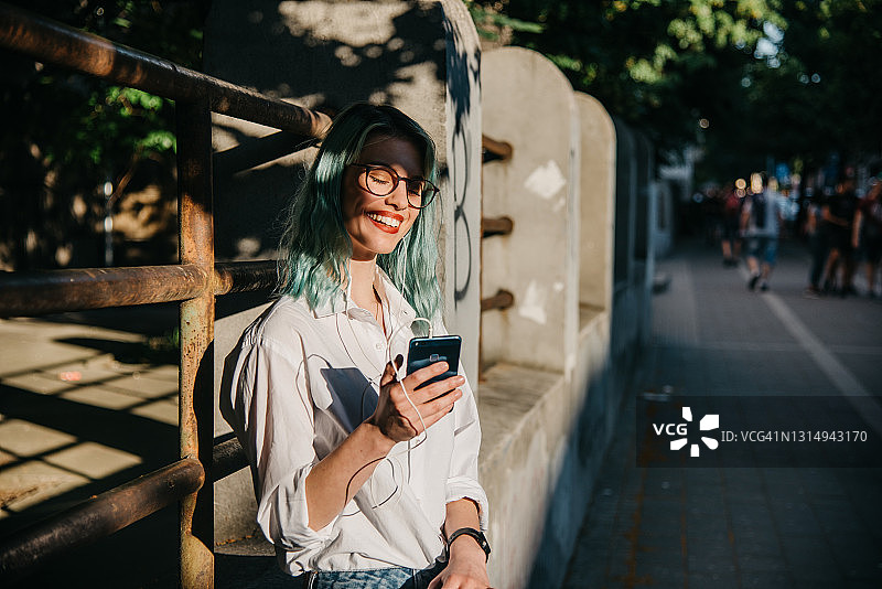 女人下课后发短信图片素材