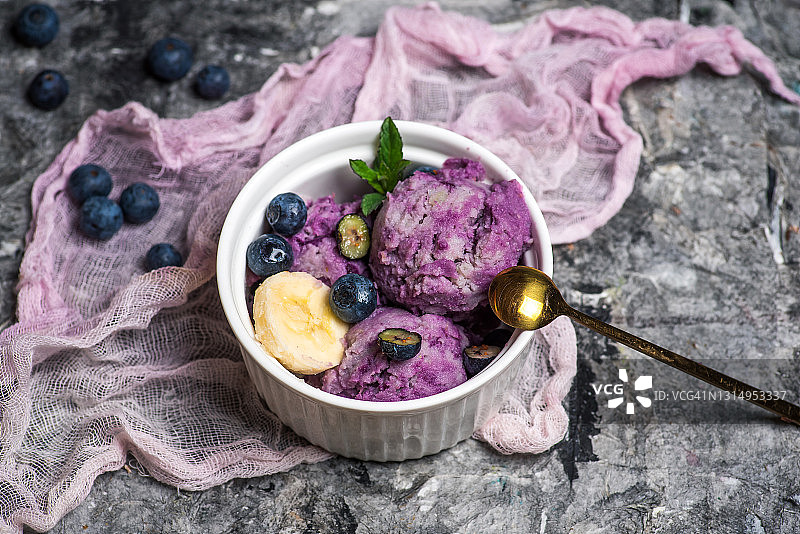 杯装自制蓝莓冰淇淋图片素材
