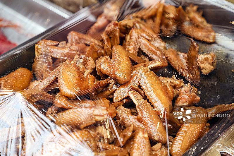 保鲜膜覆盖的中华风味卤鸡翅图片素材