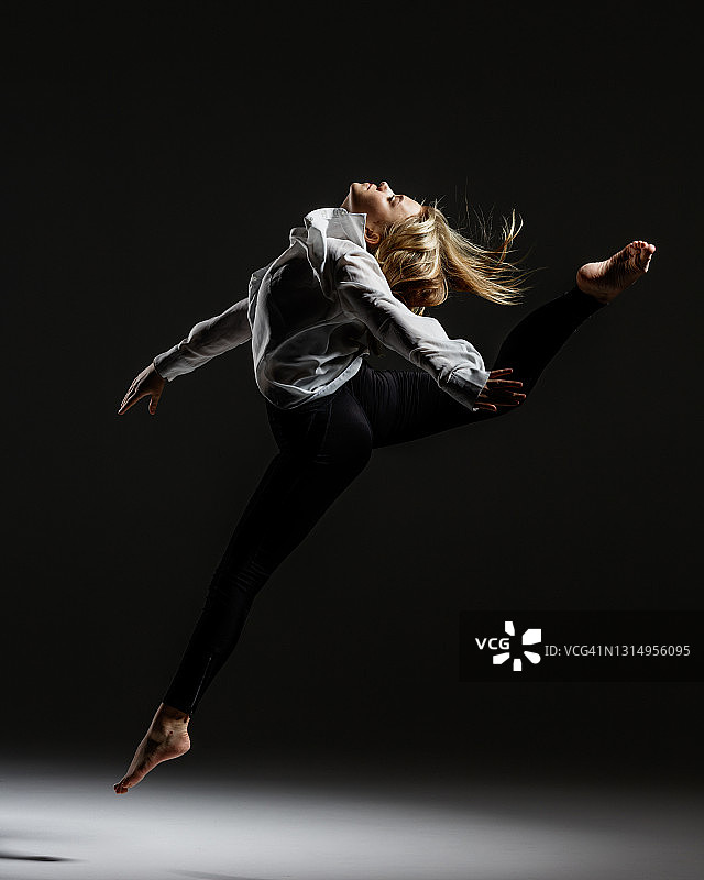 跳跃的现代舞者图片素材