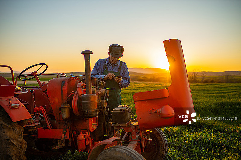 农民在打电话图片素材