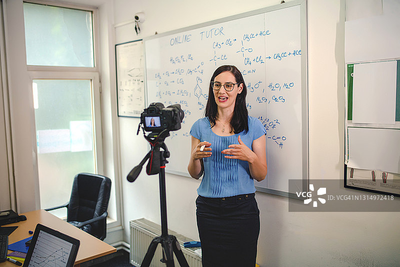 快乐的女导师在线工作图片素材