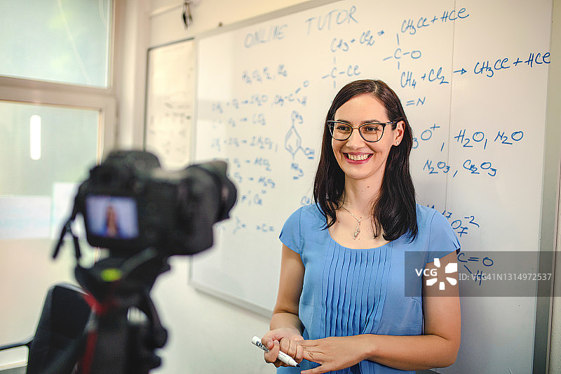 快乐的女导师在线工作图片素材