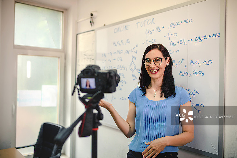 快乐的女导师在线工作图片素材