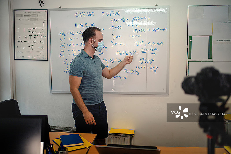 在线工作的男导师图片素材