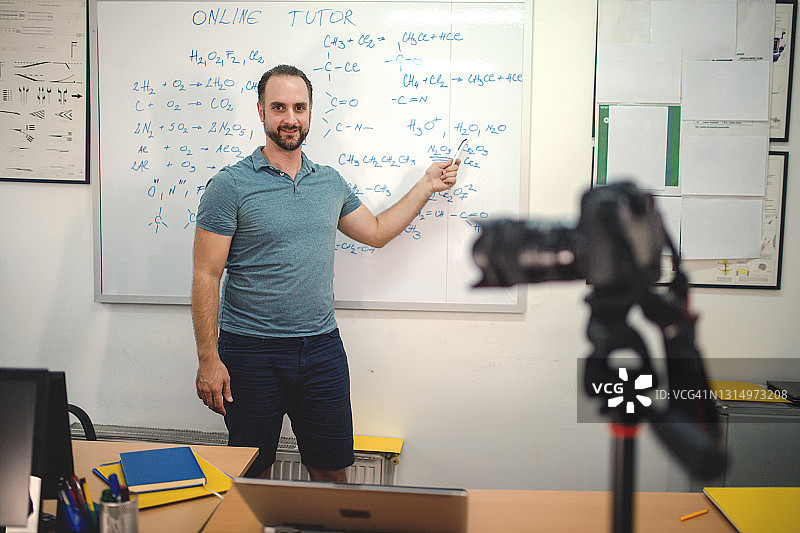 在线工作的男导师图片素材