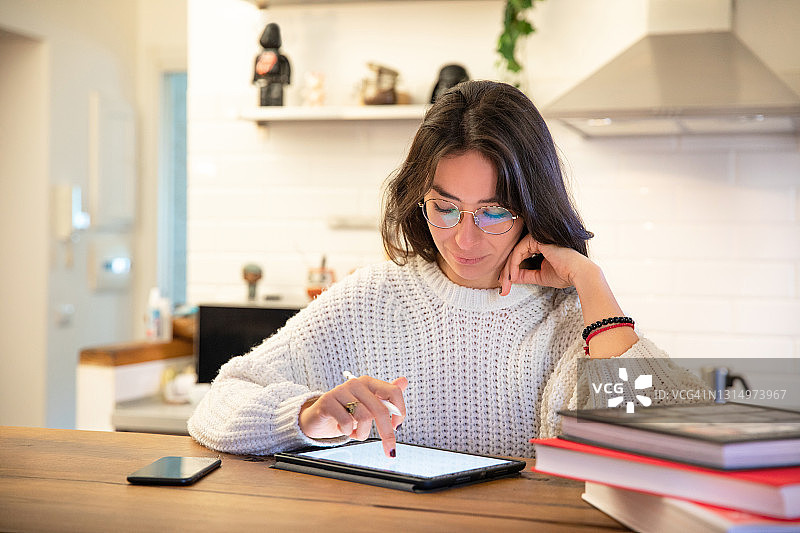 在家用数位板进行绘画的创意专业人士图片素材