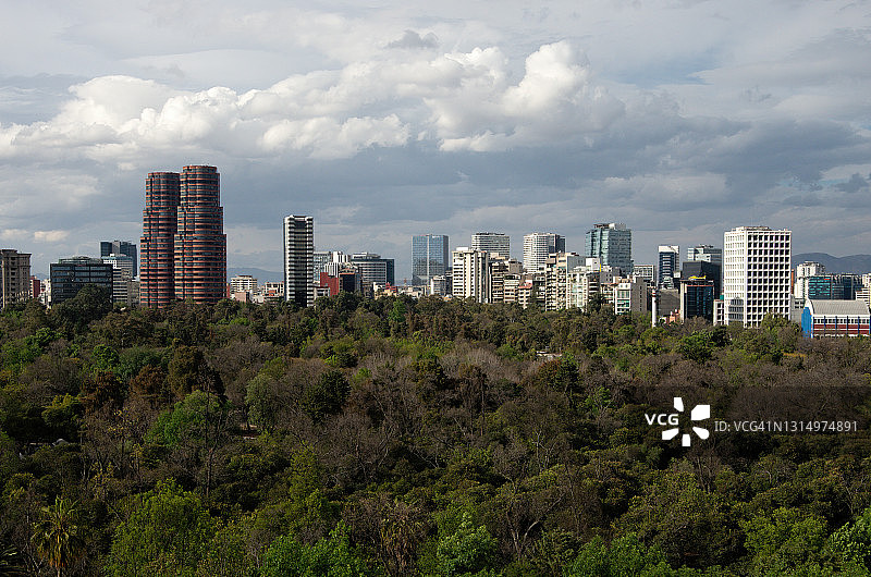 从查普尔特佩克山眺望墨西哥城查普尔特佩克公园、波兰科和安祖雷斯街区图片素材