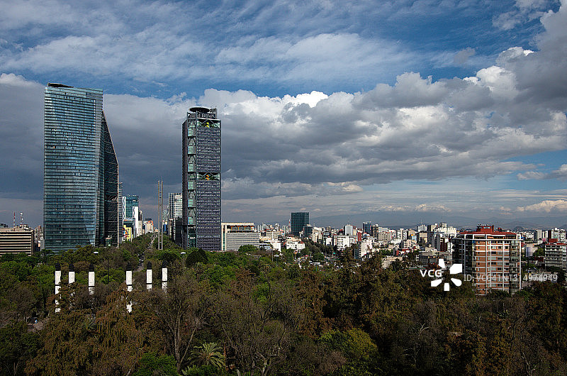 从查普尔特佩克公园到墨西哥城改革大道的景色图片素材