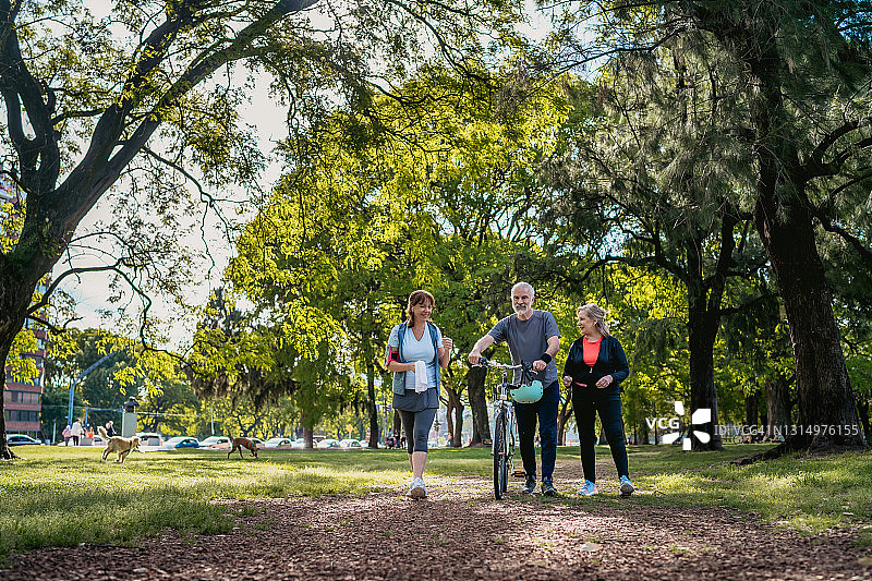 老人在公园里度过活跃的一天图片素材