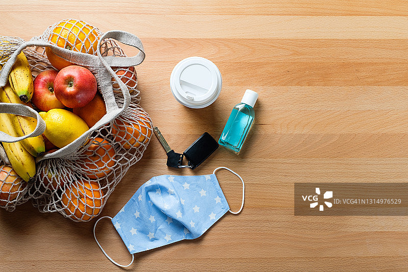 疫情生活：口罩洗手液咖啡环保购物袋图片素材