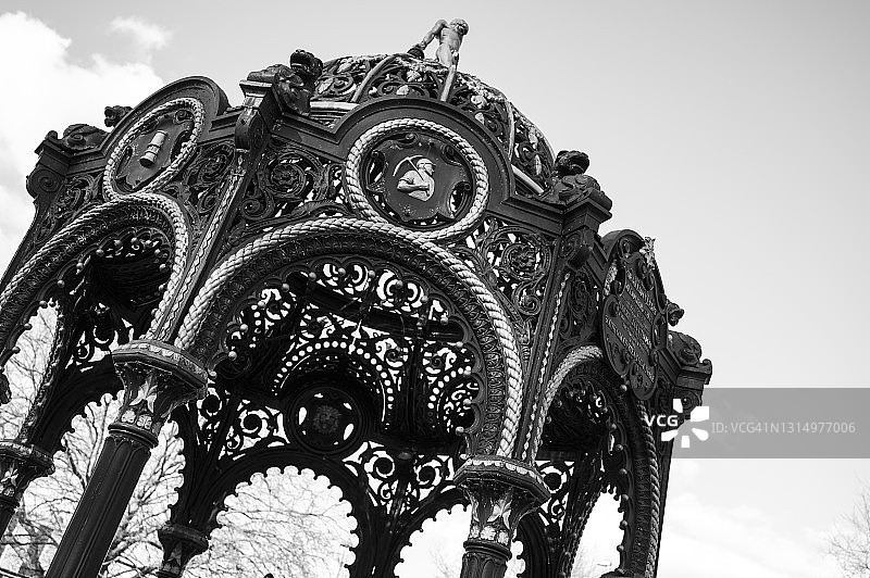 老式维多利亚铸铁饮水器艺术雕塑图片素材