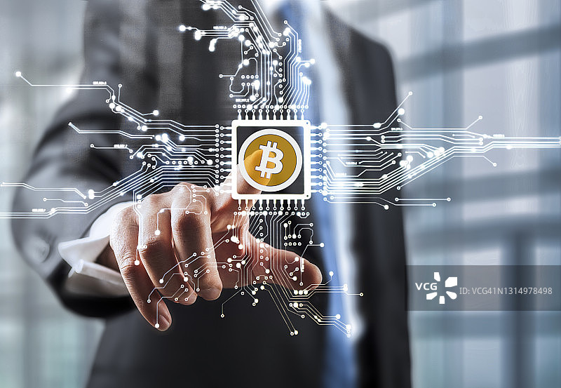 商人触摸虚拟屏幕上的加密货币电路图片素材