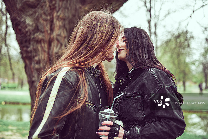 公园里接吻的可爱哥特情侣图片素材