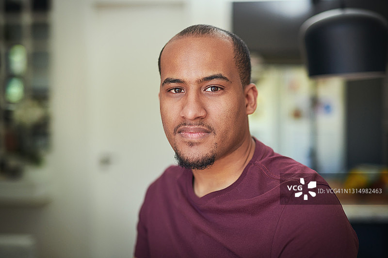 对着镜头看的年轻男人照片图片素材