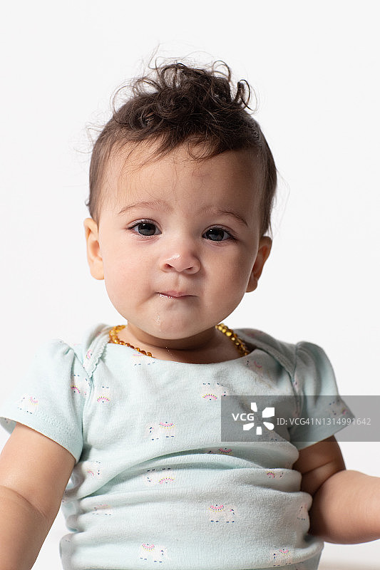 看镜头的非裔/白人女婴肖像图片素材
