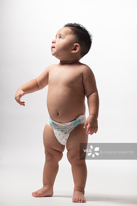 显示好奇心的幼儿男孩全身像图片素材