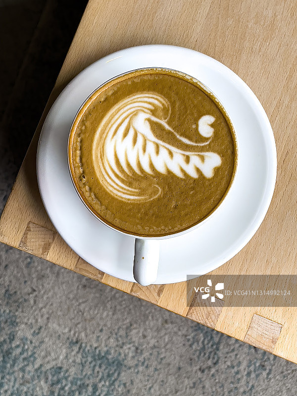 桌子上的拿铁图片素材