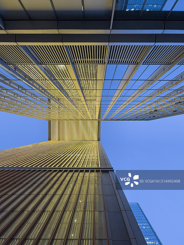 中国杭州现代办公楼外墙光影抽象图案图片素材