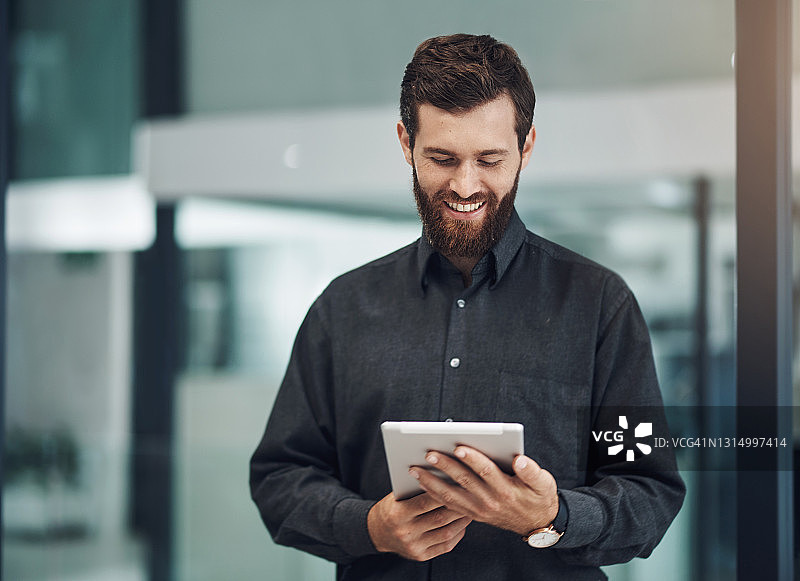 年轻商人现代办公室使用平板电脑场景图片素材